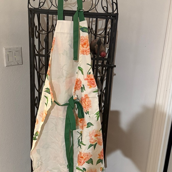 Floral apron with Green Straps - Picture 4 of 4